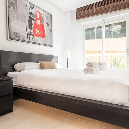 Seaside With Large Terrace, Pool & Parking Rems Apartment