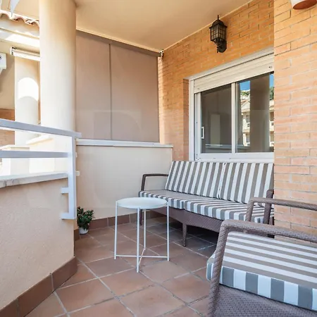 Seaside With Large Terrace, Pool & Parking Rems Apartment *