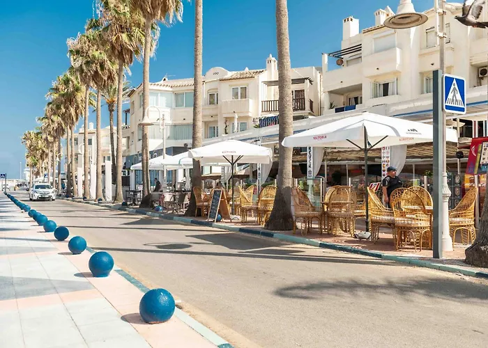 Seaside With Large Terrace, Pool & Parking Rems Lejlighed