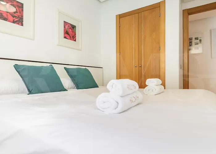 Seaside With Large Terrace, Pool & Parking Rems