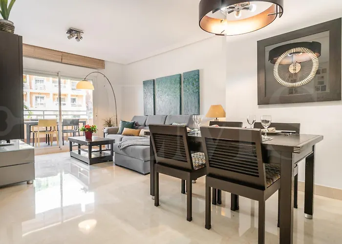 Seaside With Large Terrace, Pool & Parking Rems Lejlighed