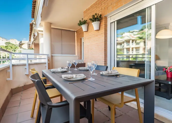 Seaside With Large Terrace, Pool & Parking Rems Lejlighed