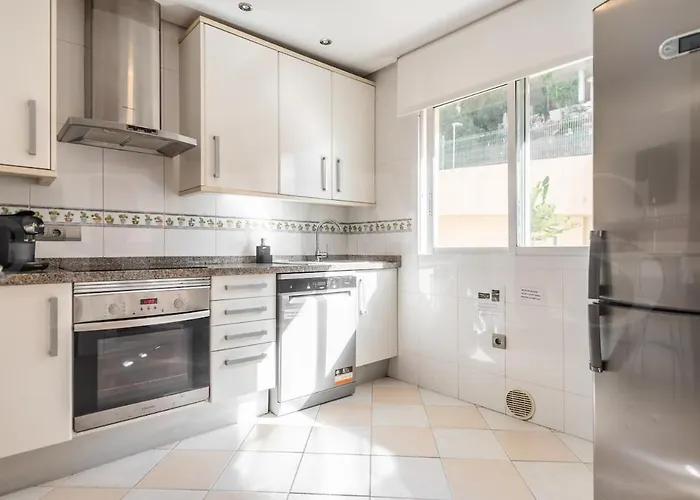 Seaside With Large Terrace, Pool & Parking Rems Lejlighed